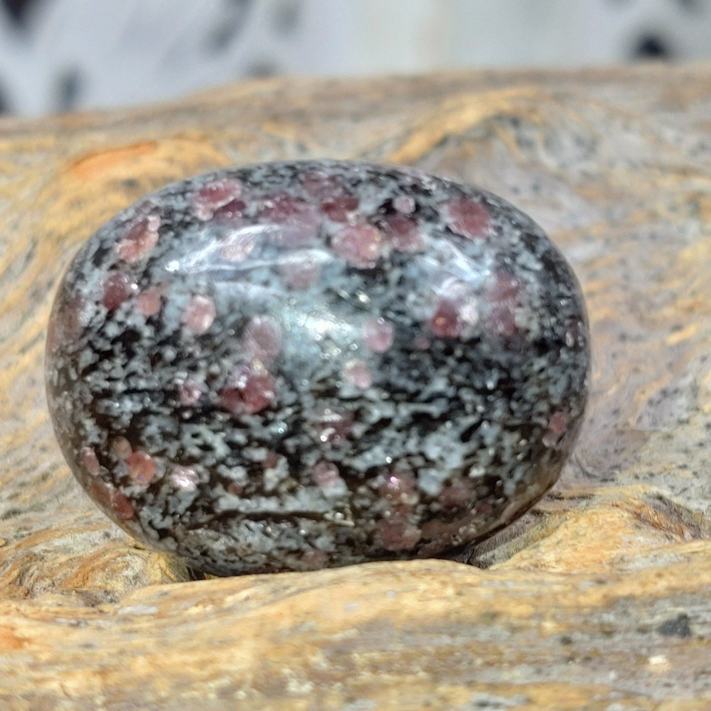 Granat i pyroxenit cuddle stone DSC-4900
