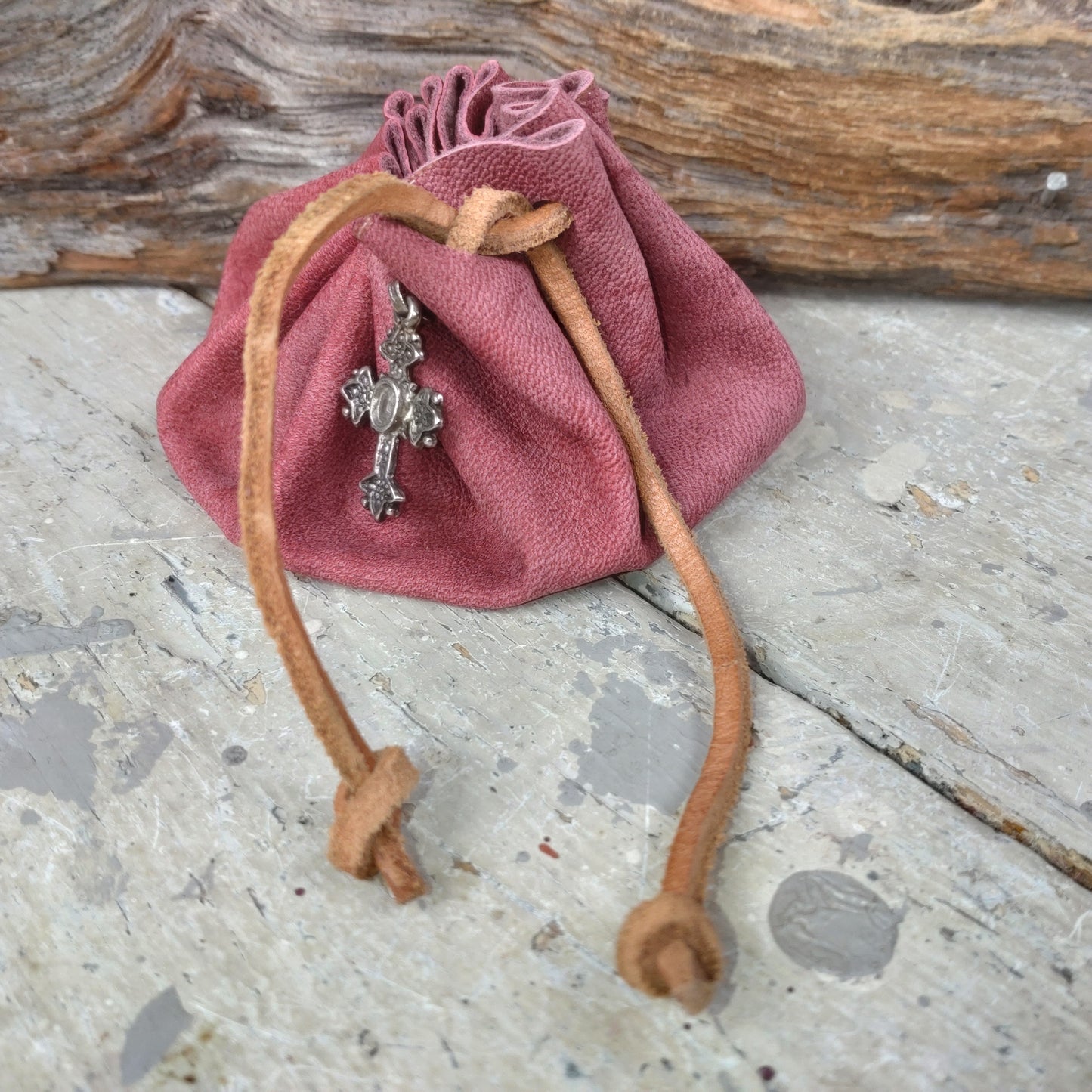 Handgjord skinnpåse veckad design.