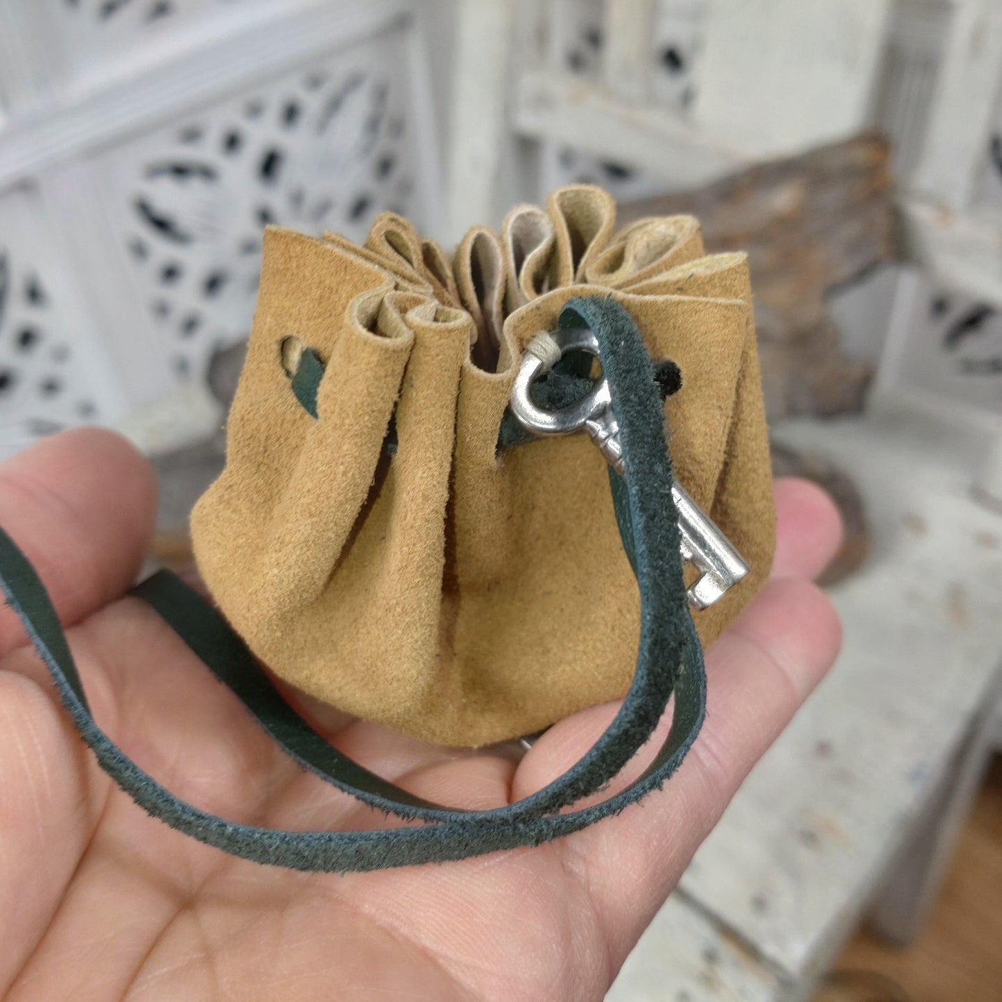 Handgjord skinnpåse veckad design