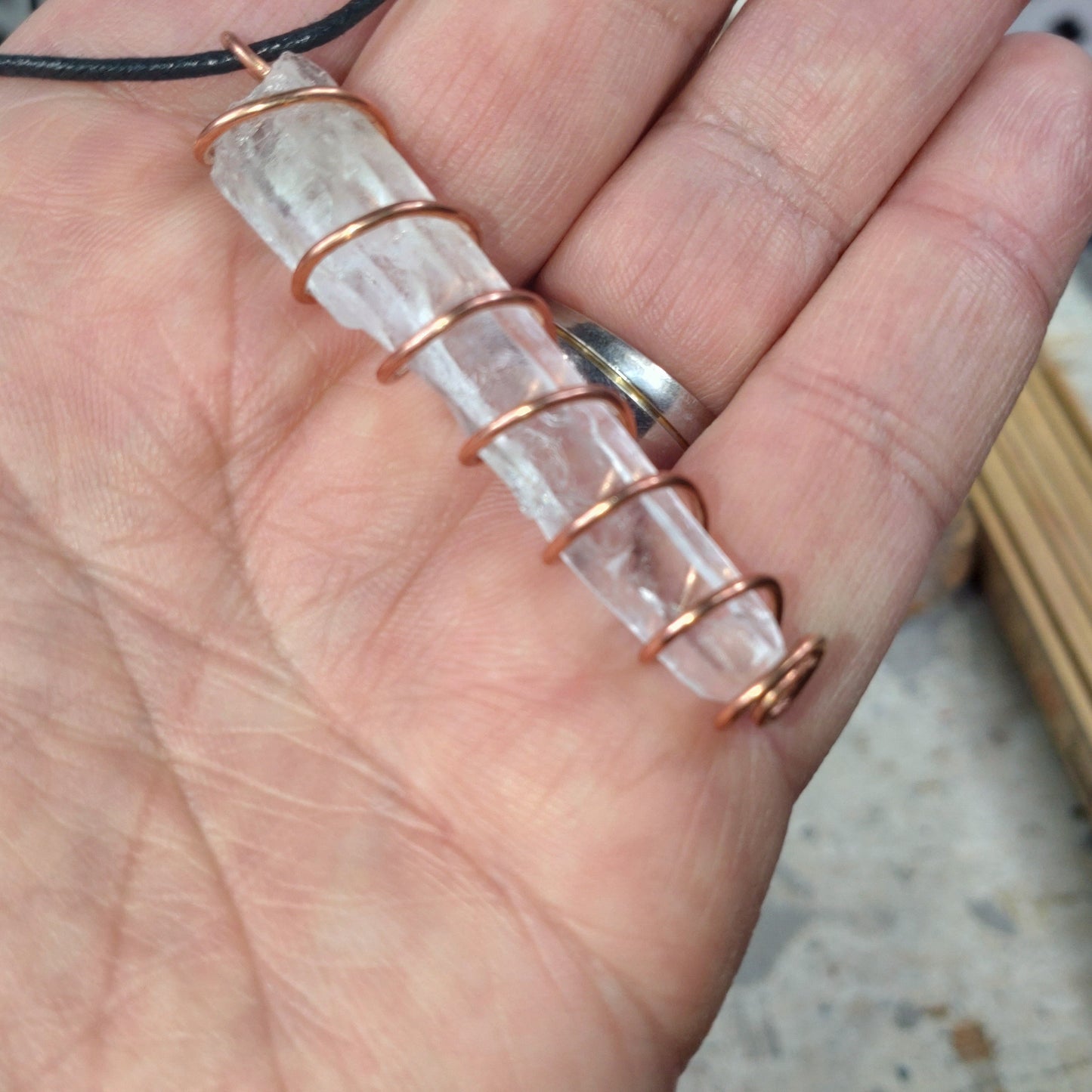 Kraftsmycke✨Talisman Halsband Lemurianspets virad i koppartråd.