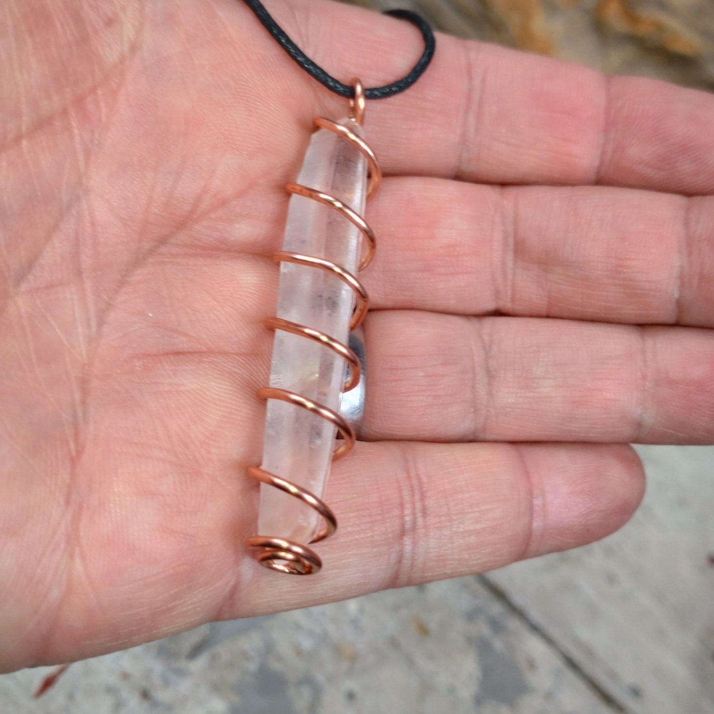 Kraftsmycke✨Halsband Lemurianspets virad i koppartråd.