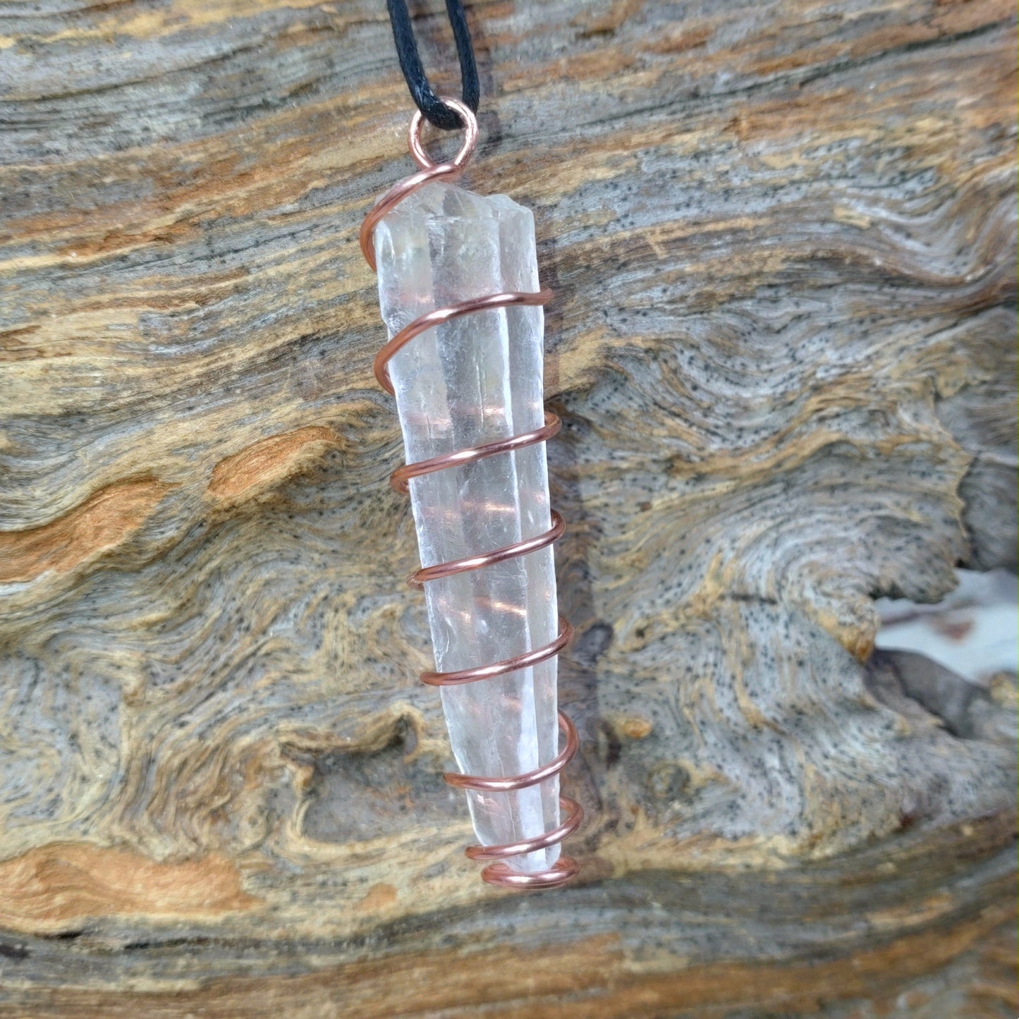 Kraftsmycke✨Halsband Lemurianspets virad i koppartråd.