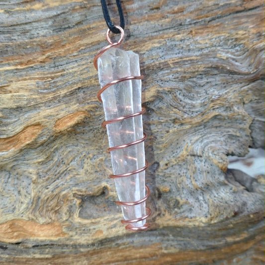 Kraftsmycke✨Halsband Lemurianspets virad i koppartråd.