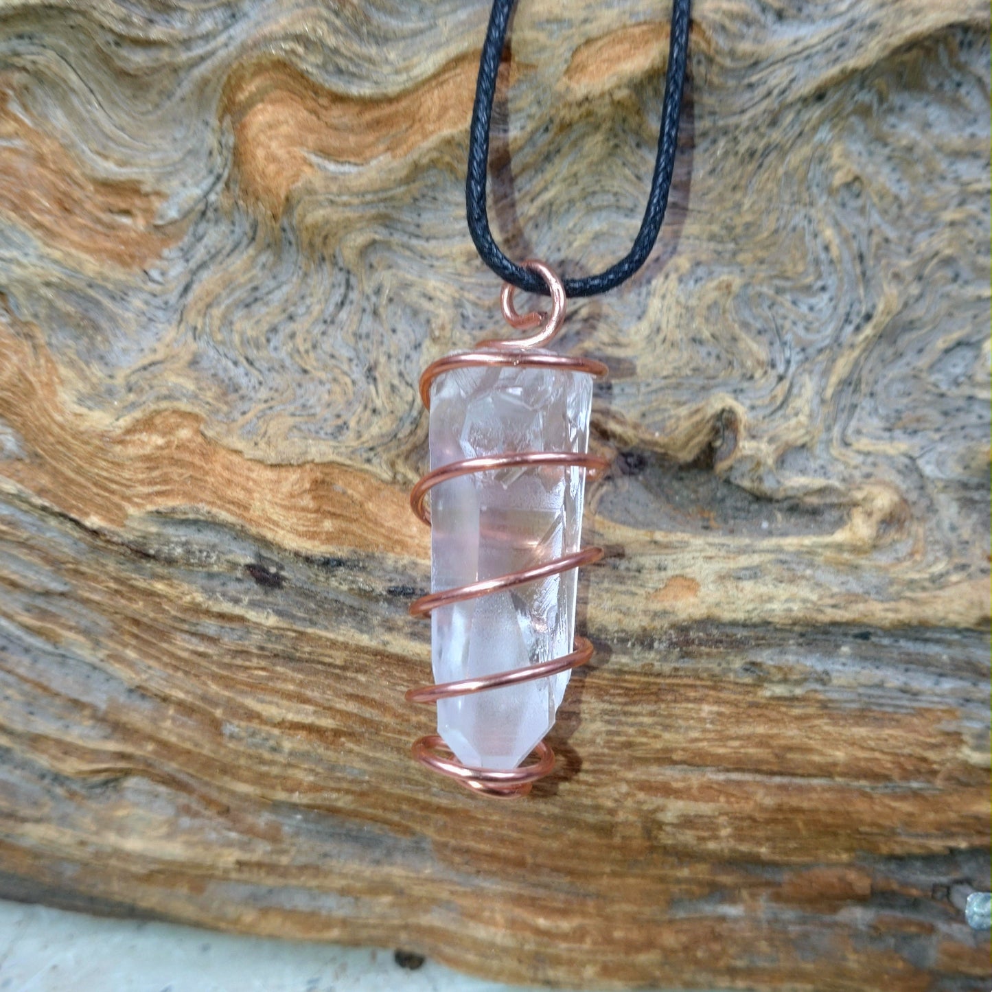 Kraftsmycke✨Halsband Lemurianspets virad i koppartråd.