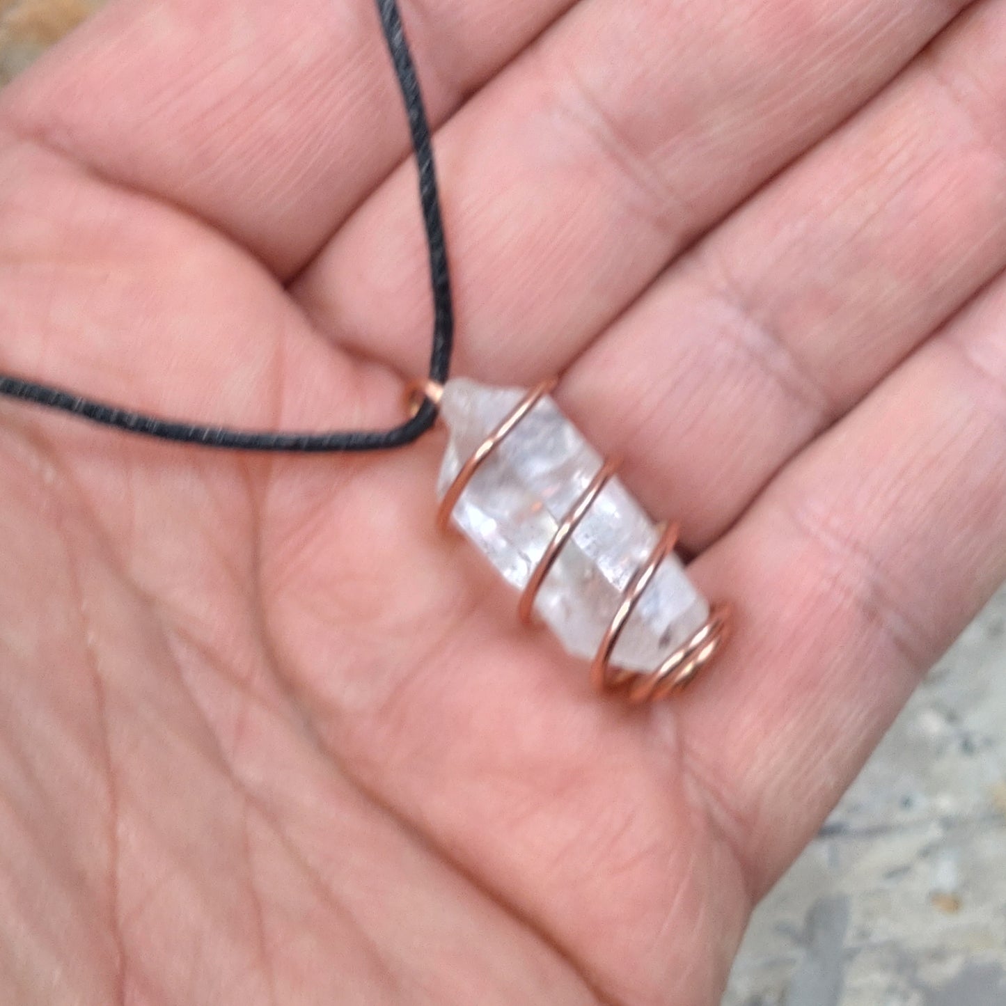 Kraftsmycke ✨ Talisman Bergkristall i kopparspiral.