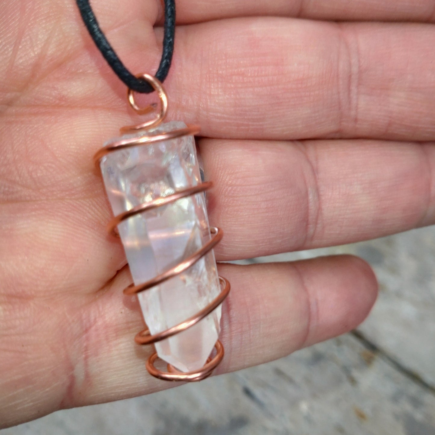 Kraftsmycke✨Halsband Lemurianspets virad i koppartråd.