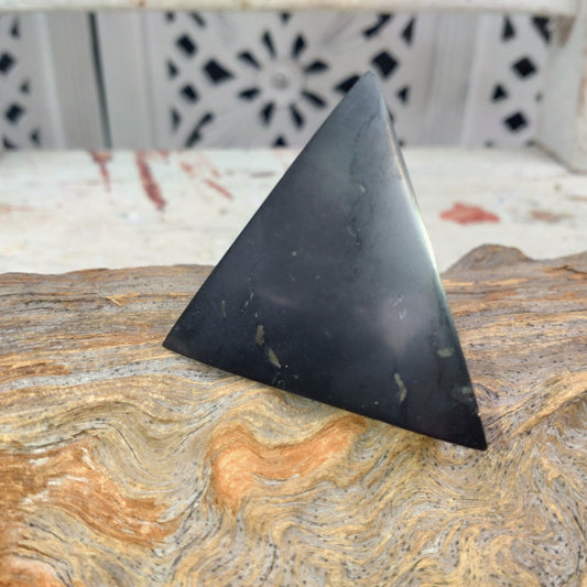 Shungit Tetrahedron (Polerad)