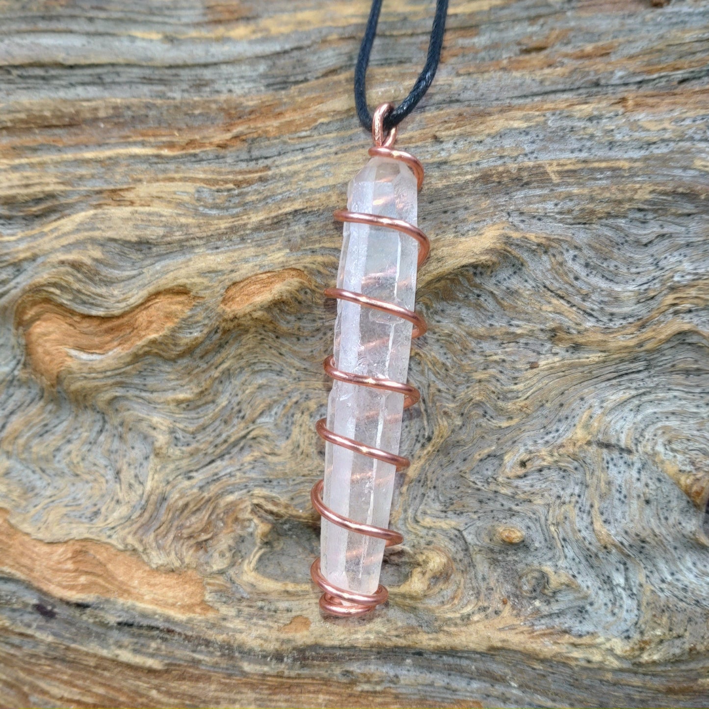 Kraftsmycke✨Halsband Lemurianspets virad i koppartråd.