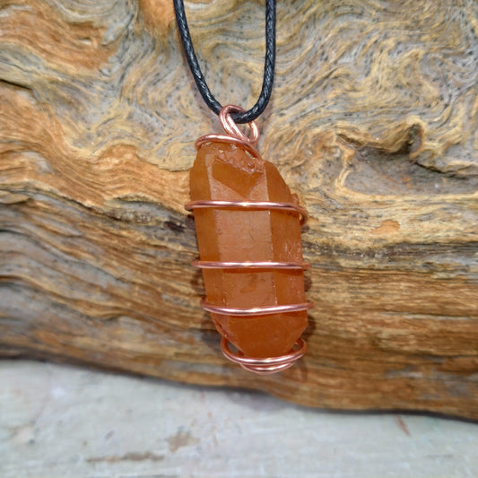 Kraftsmycke✨Halsband Tangerinkvarts virad i koppartråd.