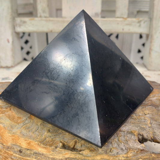 Shungit Pyramid XL (Polerad)