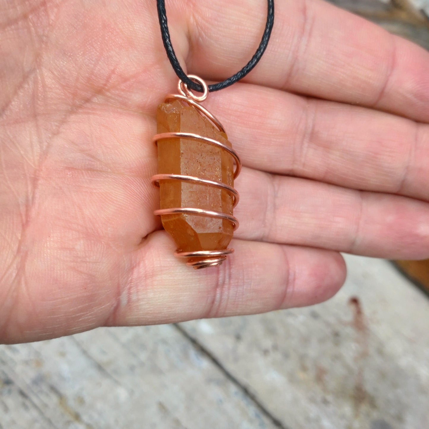 Kraftsmycke✨Halsband Tangerinkvarts virad i koppartråd.