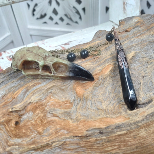 Häftig Obsidian pendel med gamskalle.