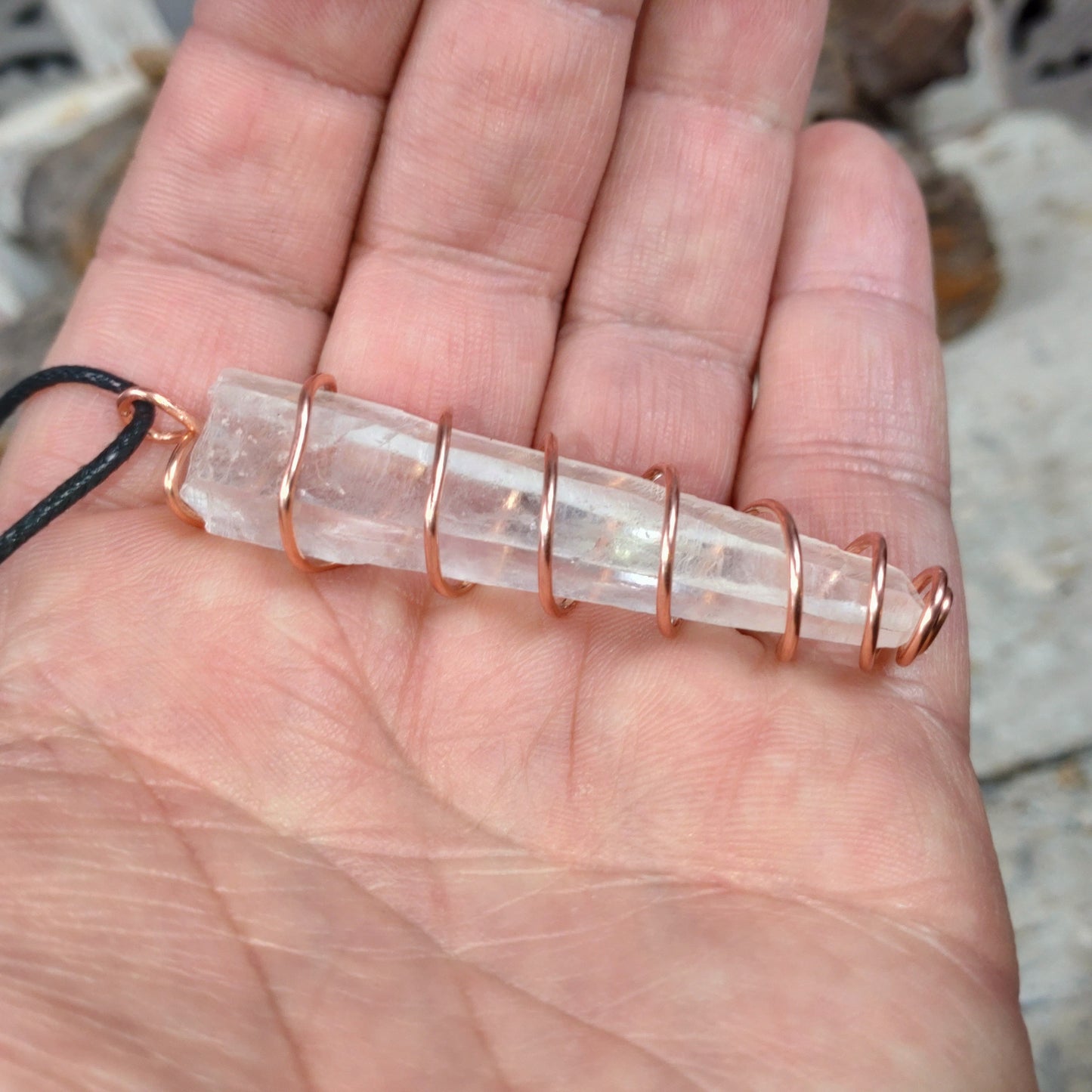 Kraftsmycke✨Halsband Lemurianspets virad i koppartråd.