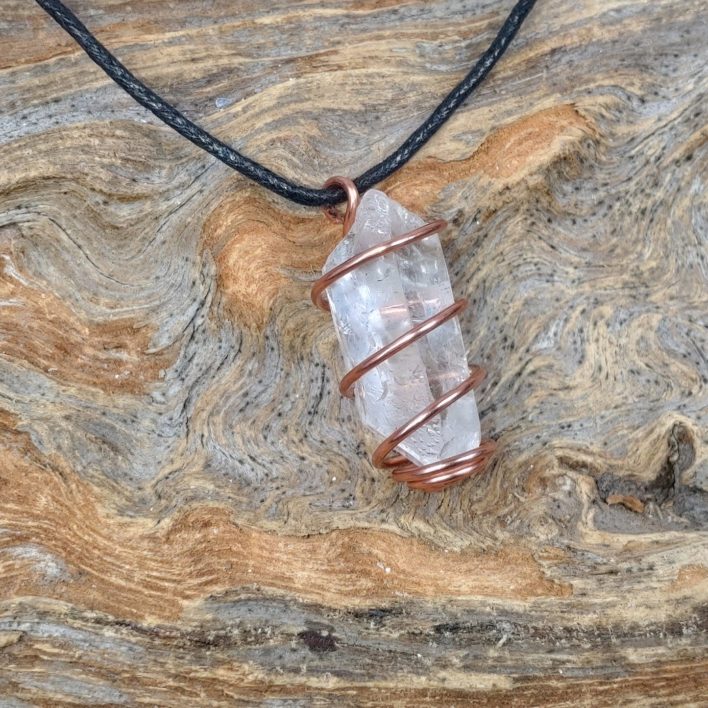 Kraftsmycke ✨ Talisman Bergkristall i kopparspiral.